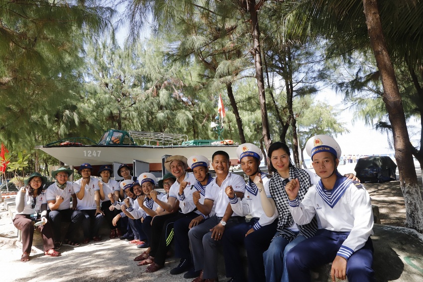 Petrovietnam thăm, động viên cán bộ chiến sĩ, người dân tại huyện đảo Trường Sa và Nhà giàn DK1/9 – Ba Kè